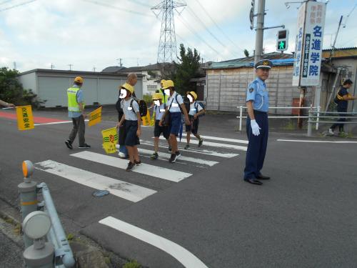 横断するこどもを誘導する様子