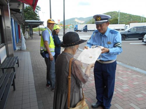 チラシや交通安全グッズを手渡す様子