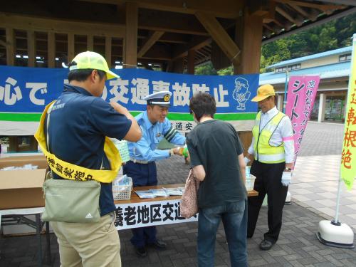 交通安全グッズを手渡す様子
