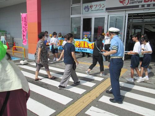 交通安全グッズやチラシを手渡す様子