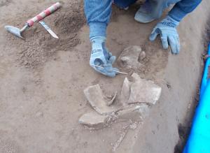土師器の甑を掘り出している様子