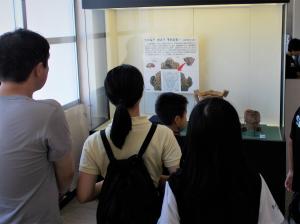 展示遺物解説の様子です