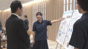 知事に研究内容を紹介する様子