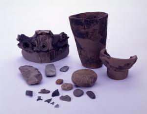 竪穴建物SB004が埋まった土から出土した遺物の写真です