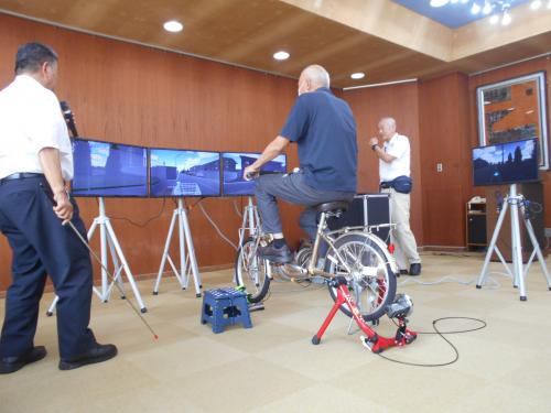 自転車シミュレータの様子