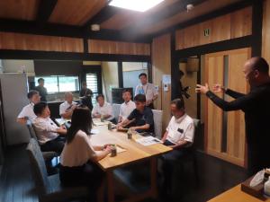 飛騨朝日地域活性化推進協議会において、農泊施設寄合所　耕　Kabuto　Villasの取組等について説明を受ける委員