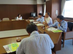 THE GROUND MINOにおいて、美濃焼の歴史や特徴、若手陶芸家の取組みなどについて説明を受ける委員