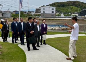 （株）坂口捺染において、従業員を起点に考える柔軟な勤務形態等について説明を受ける委員