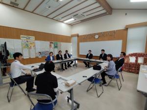 岐阜県動物愛護センターにおいて、犬猫の譲渡や動物愛護の取組について説明を受ける委員