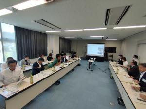 山県市こどもに関する総合拠点において、先進事例をはじめ充実した子育て支援の取組について説明を受ける委員