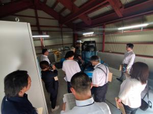 石徹白番場清流発電所において、農業用水を活用した小水力発電について説明を受ける委員