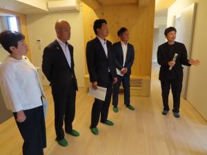 りゅうでんハウスにおいて、県産材の活用状況やCLT工法について、説明を受ける委員