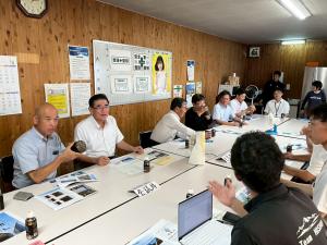 ALTERNATIVE ENERGY JAPAN 株式会社において、牛糞などから作られるバイオコークスについて、説明を受ける委員