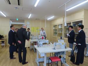 各務原市立かかみがはら支援学校において、学校施設について説明を受ける委員