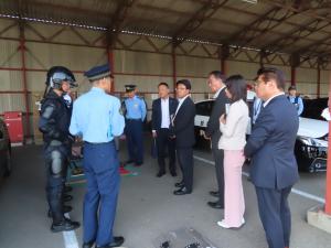 岐阜県警察機動警察センターにおいて、警察職員の装備について説明を受ける委員