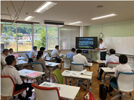 高山市立宮中学校分教室「にじ色」において、施設の概要や支援等について、説明を受ける委員