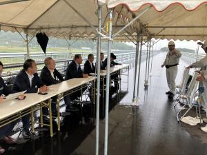 一般県道養老垂井線「橋爪大橋」の工事状況等について説明を受ける委員