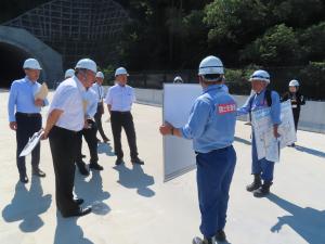 リニア岐阜県駅周辺土地区画整理事業において、駅前広場等の整備状況等の説明を受ける委員