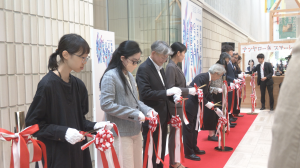 テープカットの様子