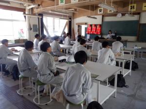 飛騨高山高等学校の2年生が農業行政等の話を聞いている写真