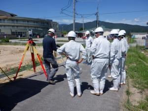 飛騨高山高等学校の2年生が農業行政等の話を聞いている写真