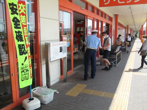 警察官のチラシ配布の様子