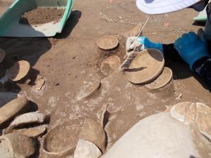 土器を掘り出している様子