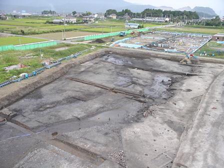 遺跡の西部を流れていた河川跡の完掘状況写真