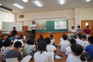 児童が職員から説明を受ける写真