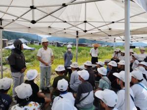 児童が職員から説明を受ける写真２