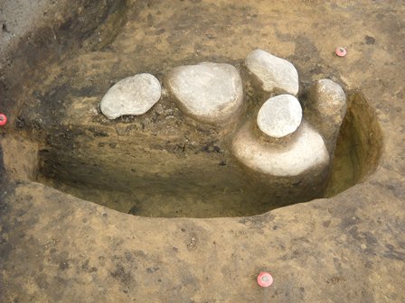 17世紀の土葬墓の土層断面を北東から撮影した写真