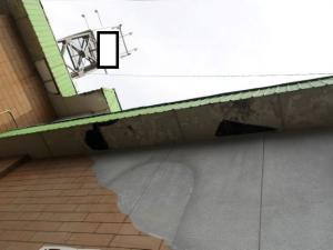 外壁天井の割れ（入口正面より撮影）