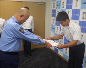 多治見警察署長から感謝状を受け取る鈴木さん