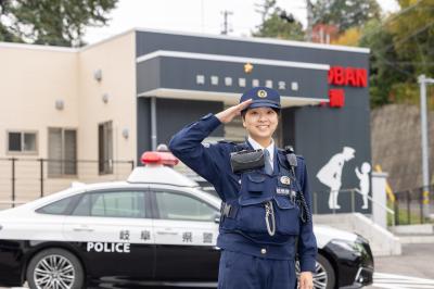 敬礼をしている警察官の写真