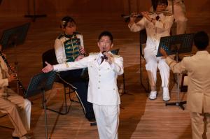 歌う隊員と演奏の様子