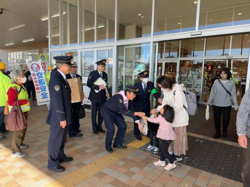 山田修作氏一日警察署長配布状況