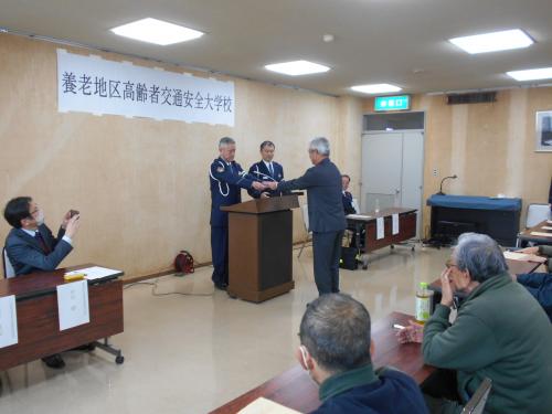 修了証書授与の様子