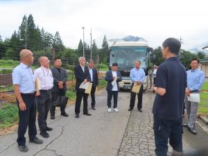 飛騨市神岡町小萱地区において、政策オリンピックの支援事業となる「係留気球×AIを活用したニホンザル対策」の取組について、説明を受ける委員