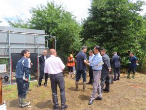 　飛騨市神岡町小萱地区において、政策オリンピックの支援事業となる「係留気球×AIを活用したニホンザル対策」の取組について、説明を受ける委員