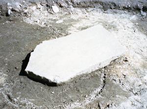 竪穴建物（第３a住居址）から板状石皿が出土した時の様子の写真です