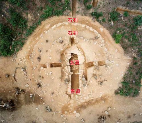 与島3号古墳を上空から撮影した写真です