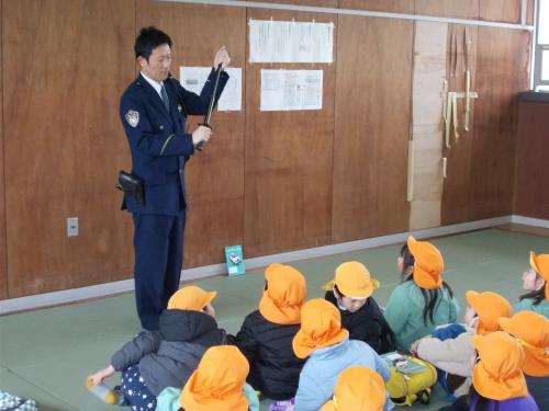 園児たちに装備品の説明をしている様子