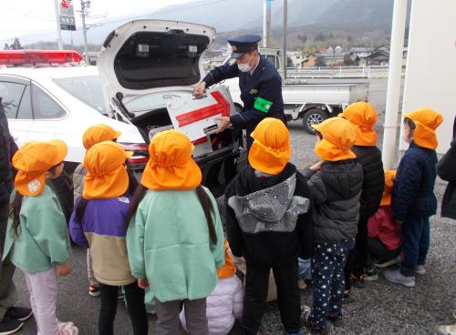 園児たちにパトカーの車載品について説明している様子