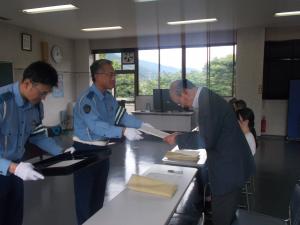 画像（委嘱状を交付している状況）