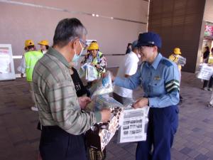 街頭活動の様子（声かけ）
