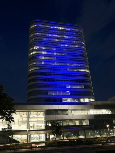 令和8年岐阜市庁舎ブルーライトアップの様子