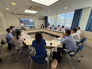 株式会社湖池屋 中部工場において、企業状況、雇用創出、地域との関わり等について説明を受ける委員