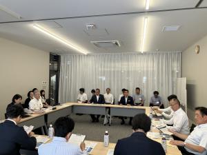 中津川市ひと・まちテラスにおいて、施設で実施している子育て支援に関する説明を受ける委員