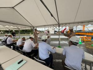 杭瀬川河川改修事業について説明を受ける委員