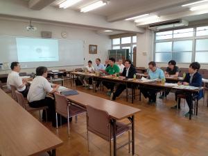 愛知県立明和高校において、併設型中高一貫教育の導入について説明を受ける委員